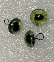 931-12/62 Green with yellow Cat Eyes